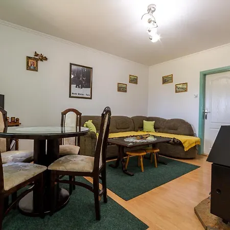 בית נופש Vikendica Mrvica באינה באשטה